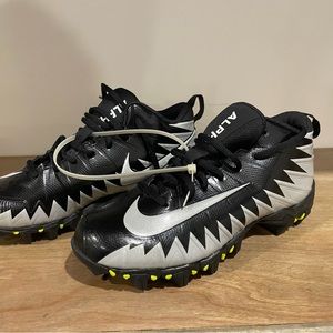 Youth football cleats